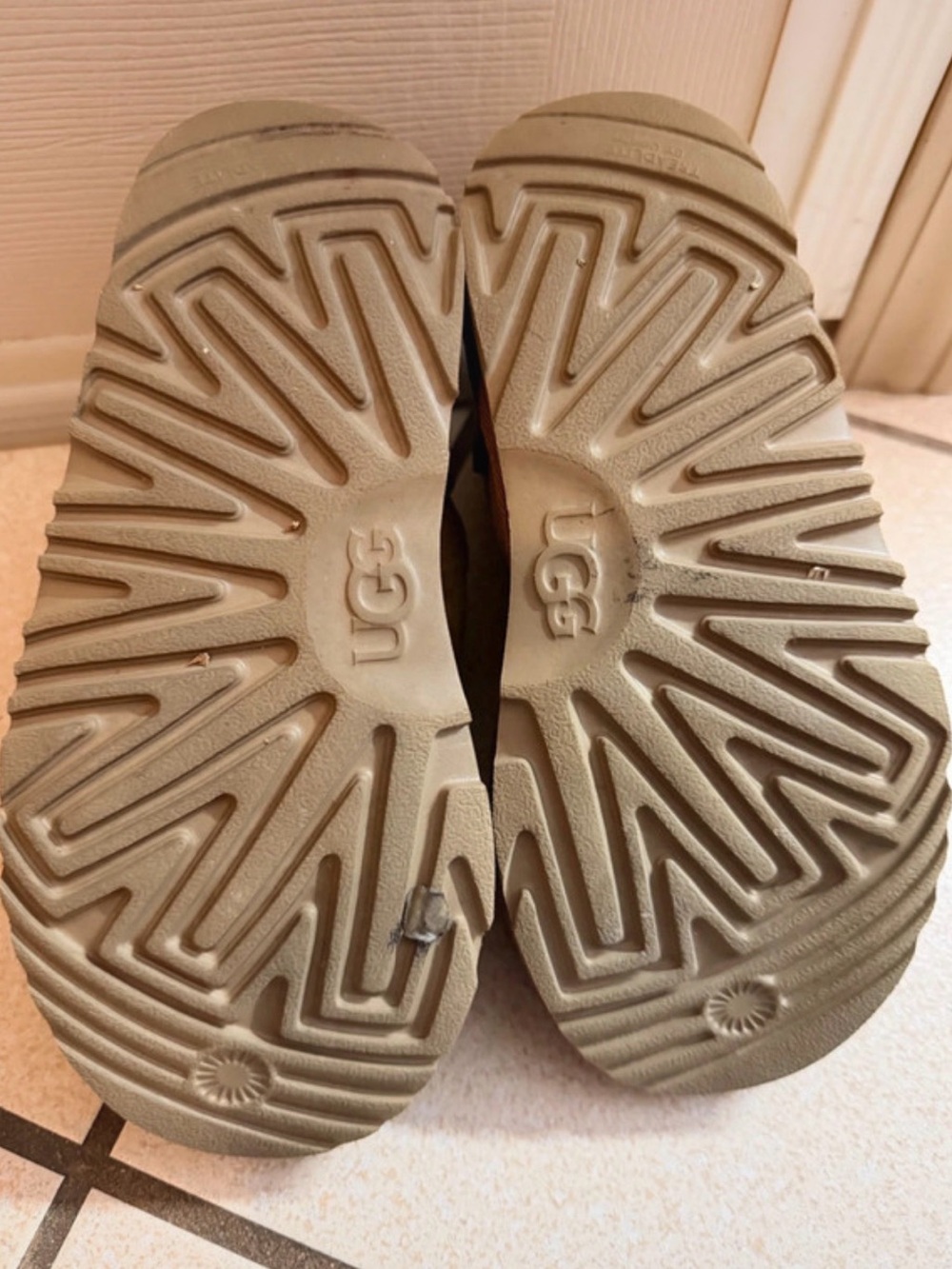 UGG Kids Classic Mini size 2 - Chestnut - Picture 6 of 6